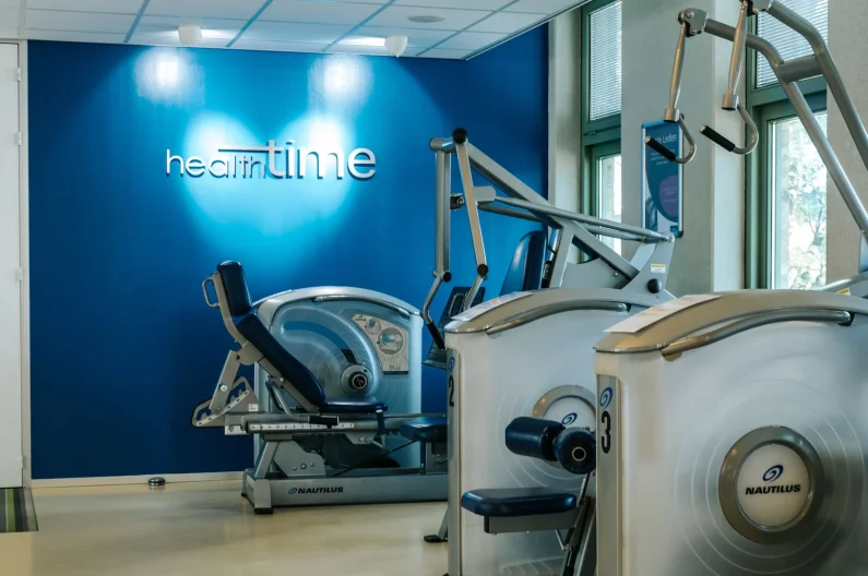 Sportzaal met verschillende apparaten.